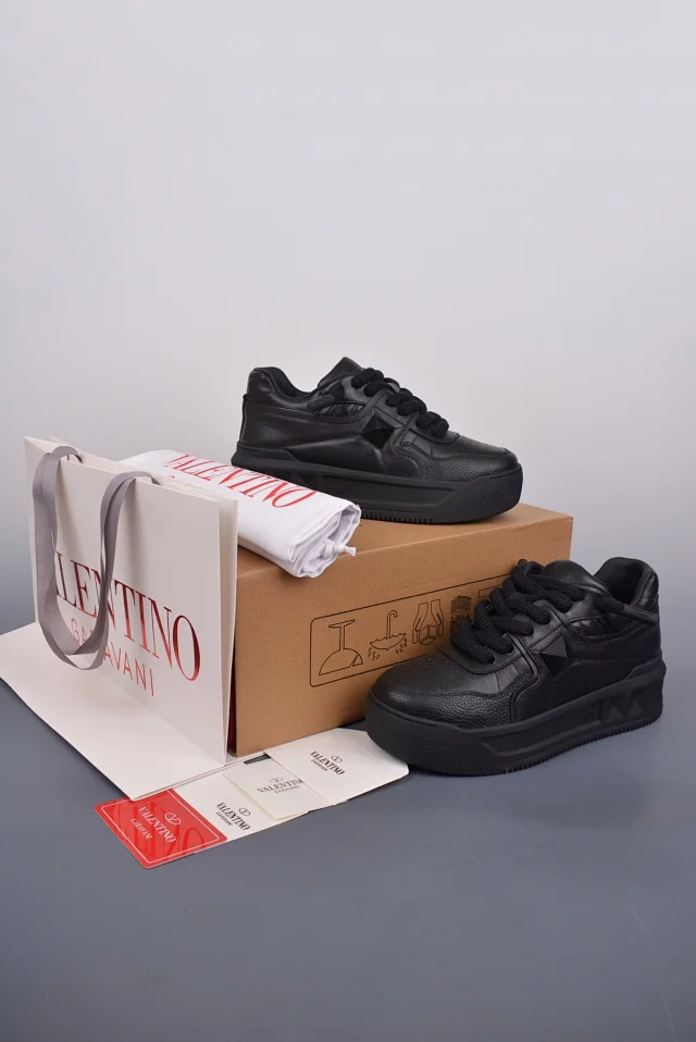 Valentino Garavani Sneakers One Stud low-top product detail image 59