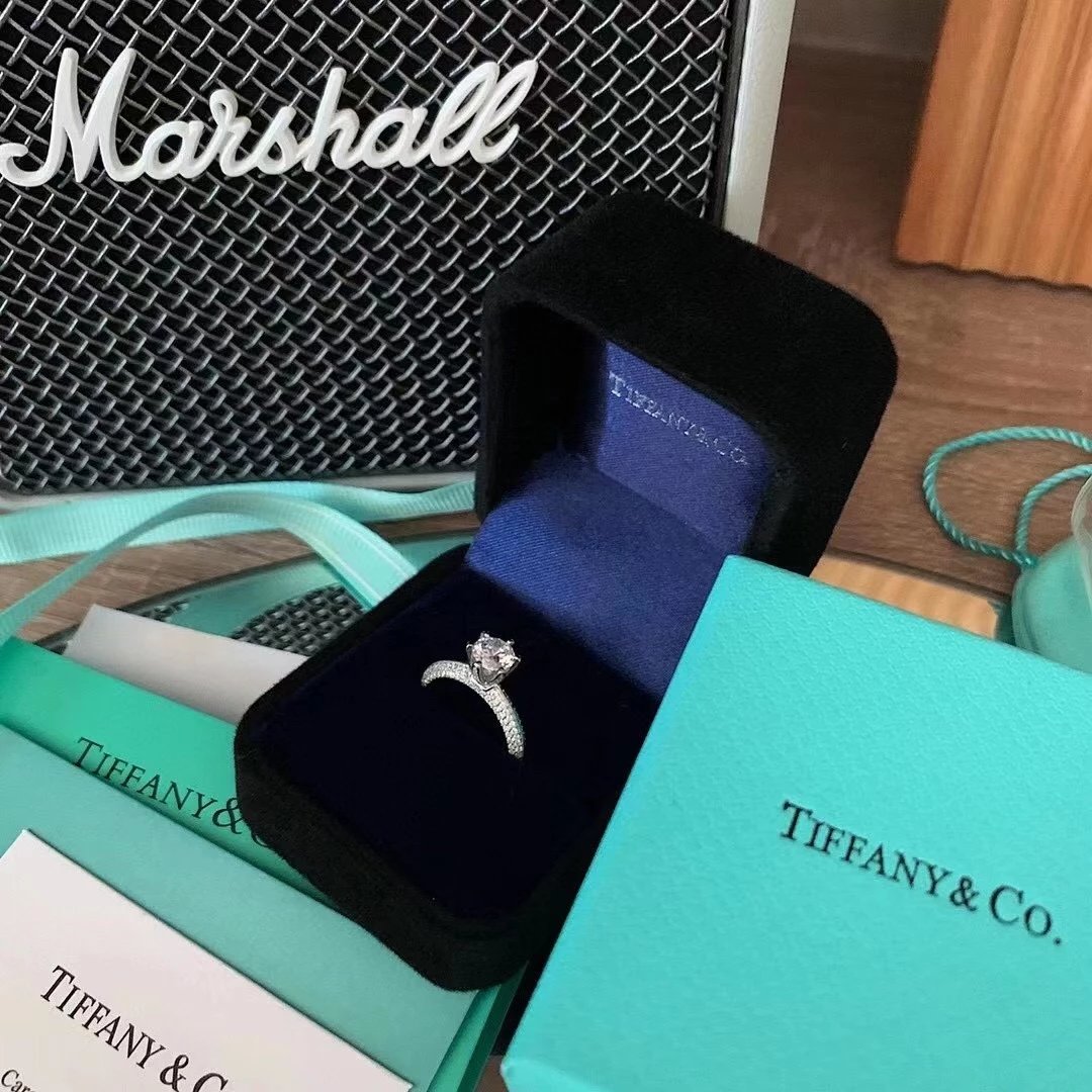 Tijia Half-Moon Moissanite Ring