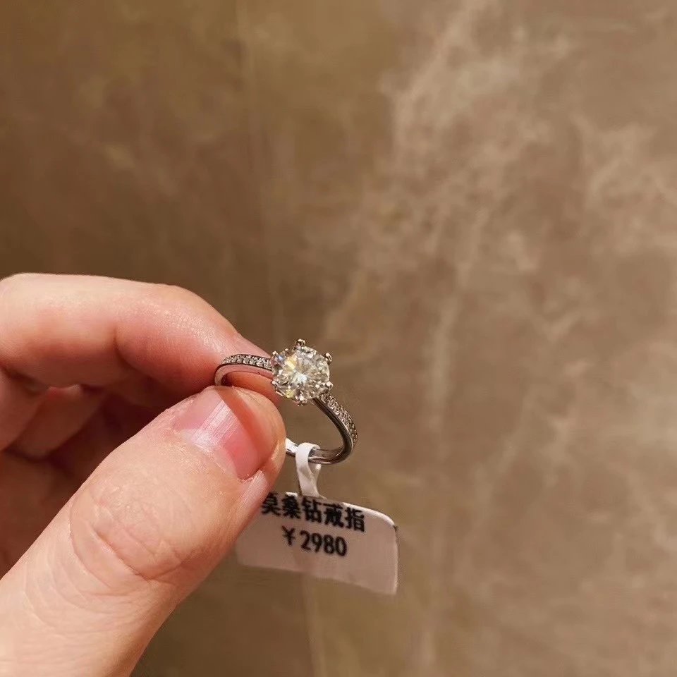 莫桑石碎钻环绕牛头钻戒指不配盒