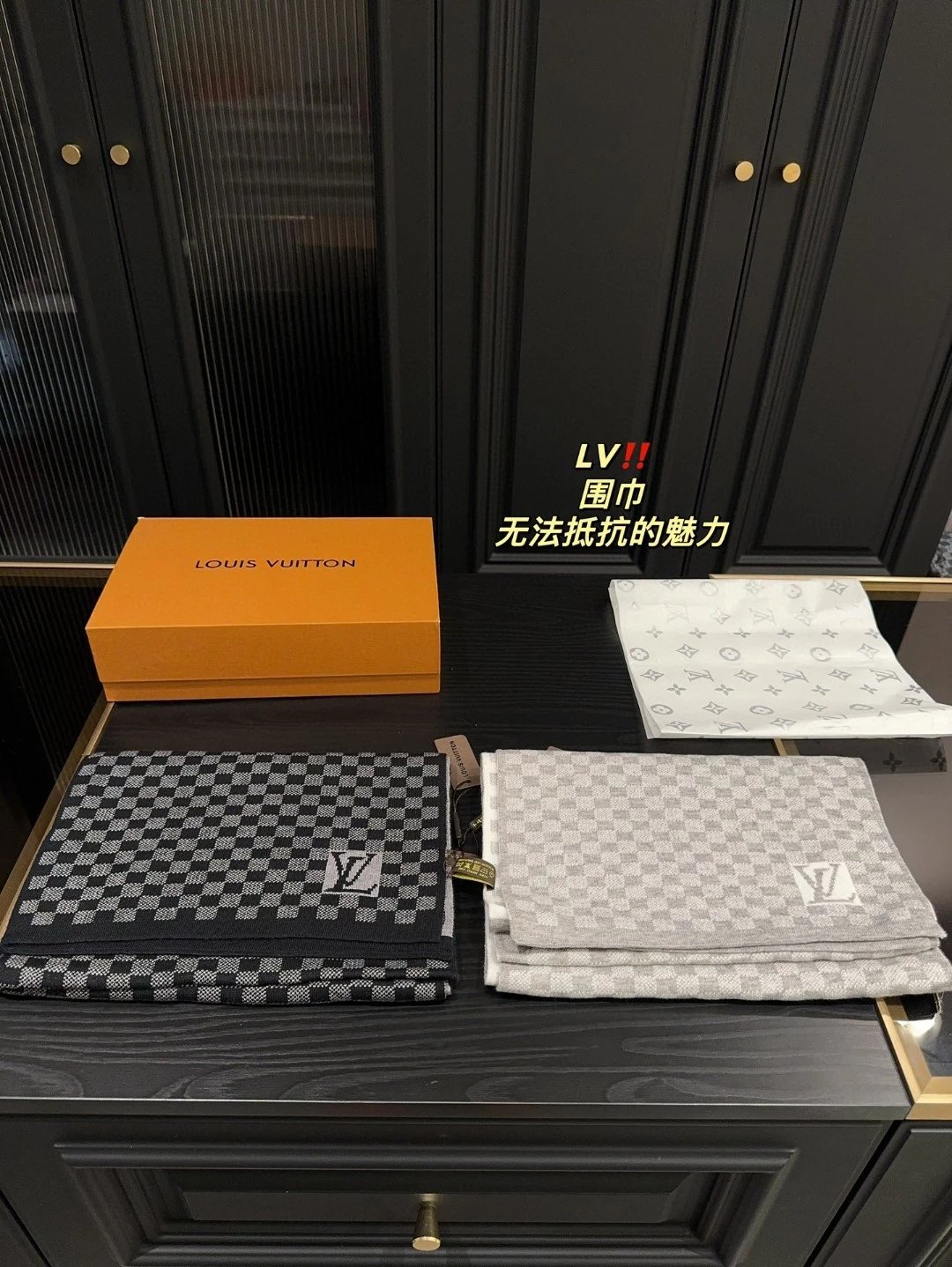 L棋盘格围巾棋盘格今年最火的围巾真的相当的百搭，上身气质UpUp上身效果气场非常强大！这款围巾的效果很特别，手感柔软成色有质感，面料厚实保暖 - 134624