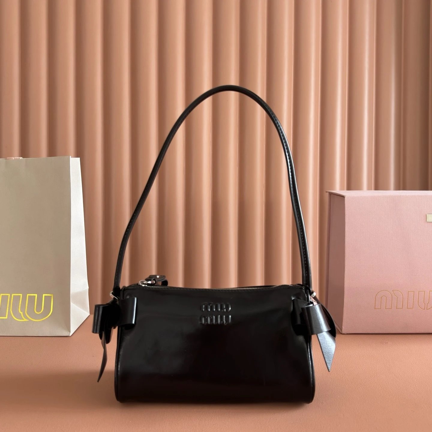 中古【原厂皮配置专柜全套包装】MiuMiu RibbonBag 侧边的立体蝴蝶结设计太戳人了🎀  油蜡爆裂纹牛皮型号：5NE029