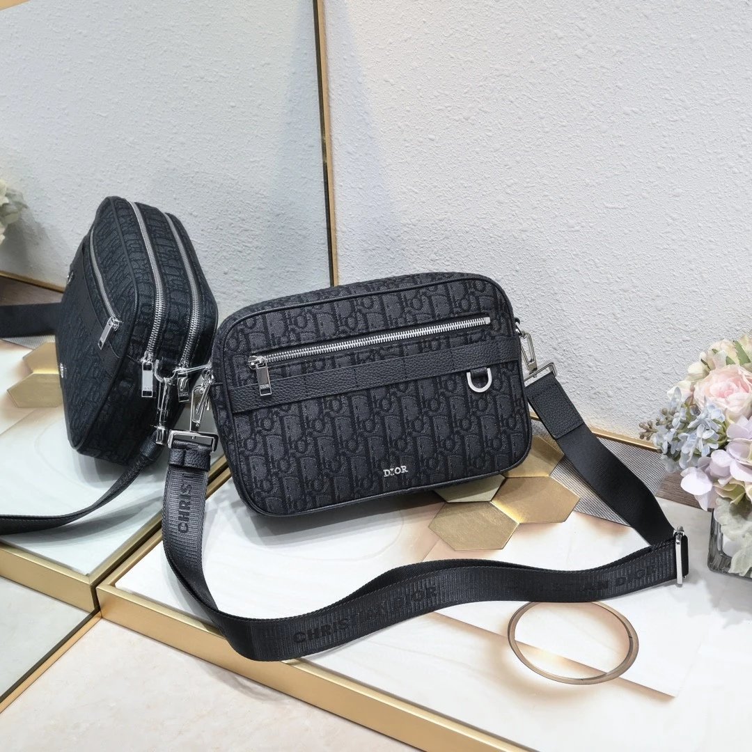 Original D7744 men's shoulder bag, size 26*17*7CM