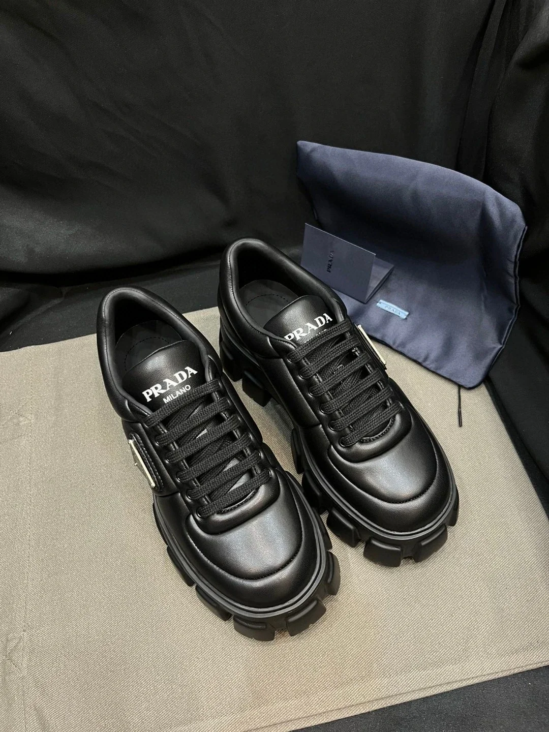 Prada Monolith Zapatos de Cuero Acolchado con Cordones