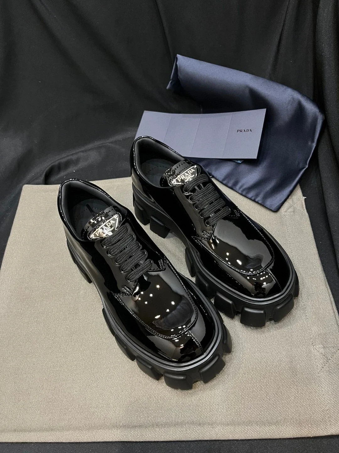 Prada Monolith Zapatos de Cuero Charolado con Cordones