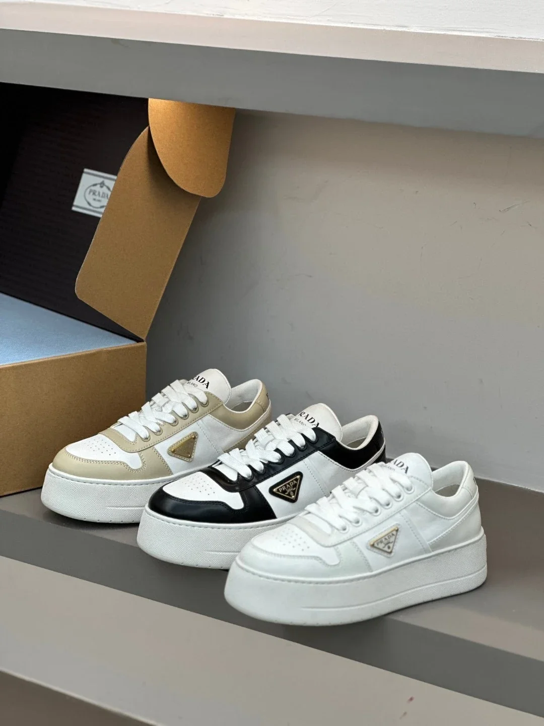 Prada Downtown Bold Zapatillas de Cuero