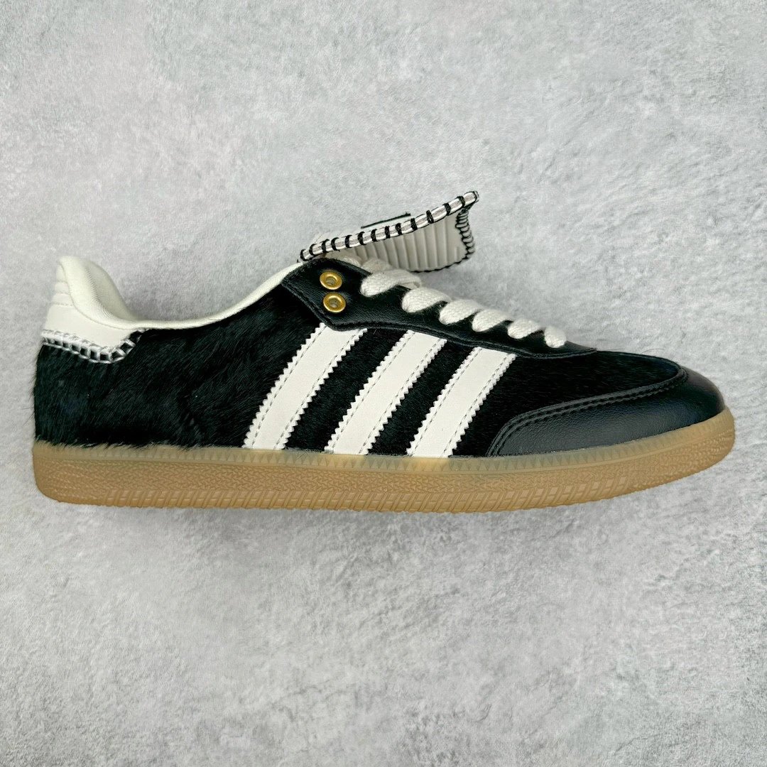 E0580 Black White