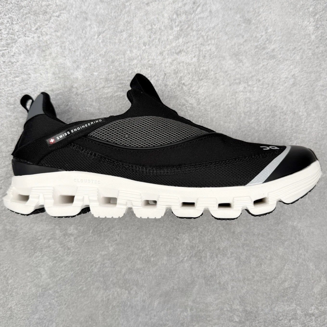 On Sneakers Slip-On Mesh CloudTec — Black and white