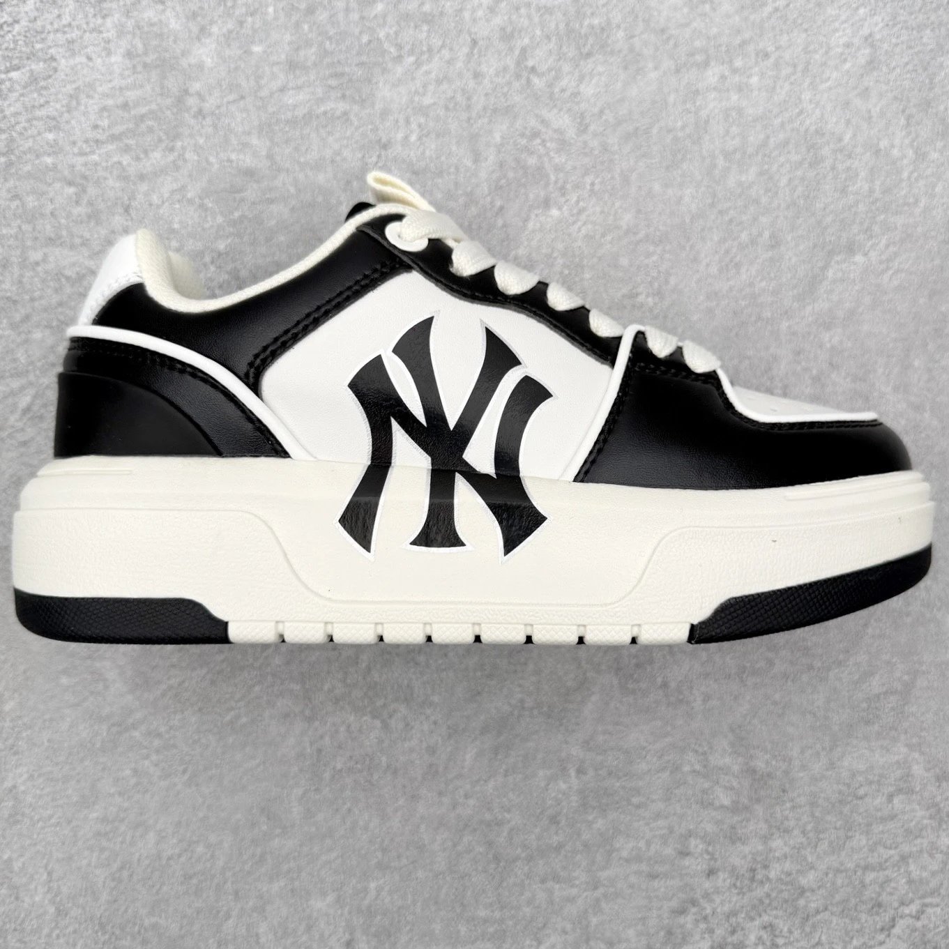 MLB Sneakers Low-Top Platform Baseball-Team Logo — black and white leather