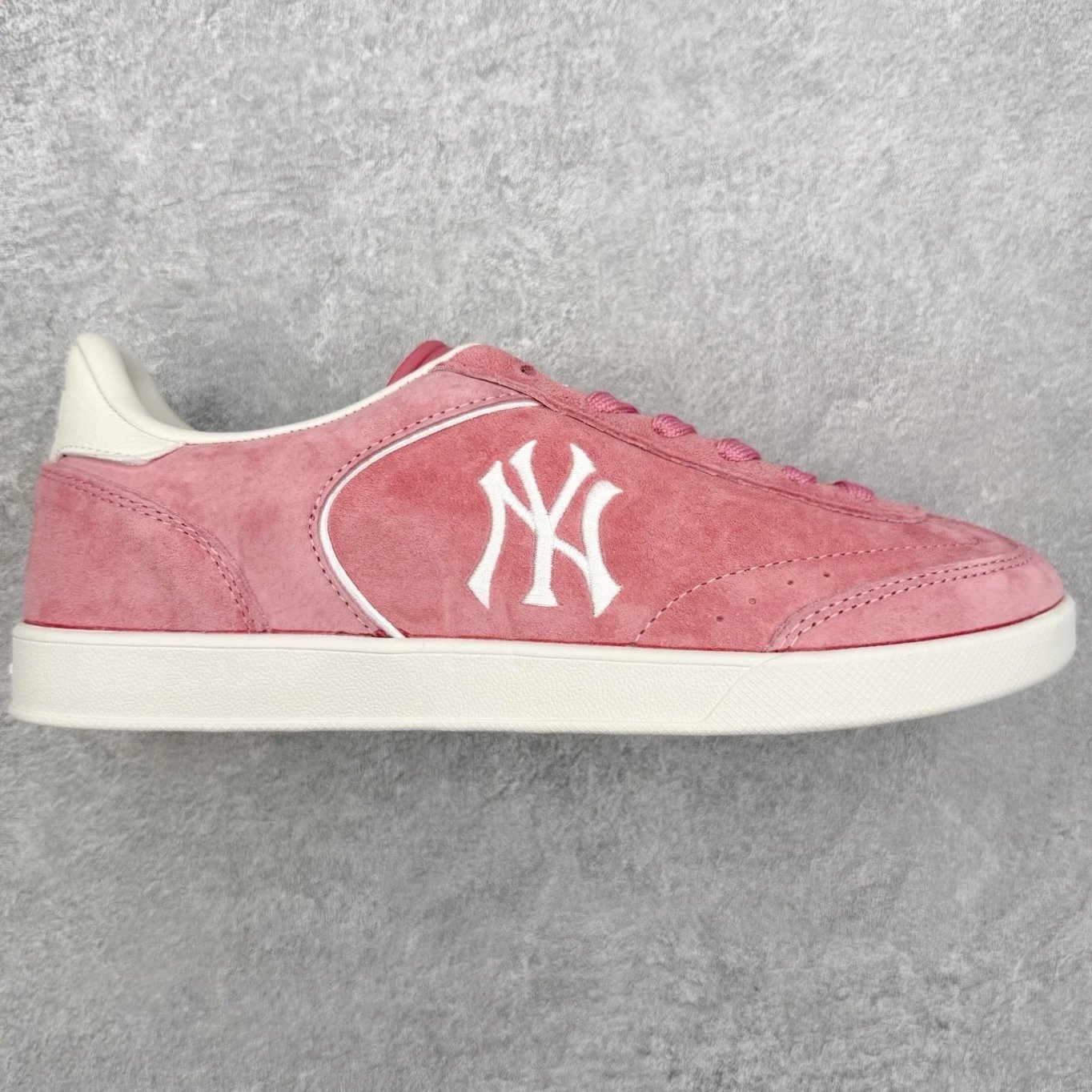 MLB Sneakers Low-Top Lace-Up with New York Yankees Logo — Pink