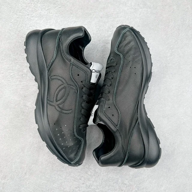 Chanel Sneakers Low-Top Leather with Interlocking CC Logo product detail image 21
