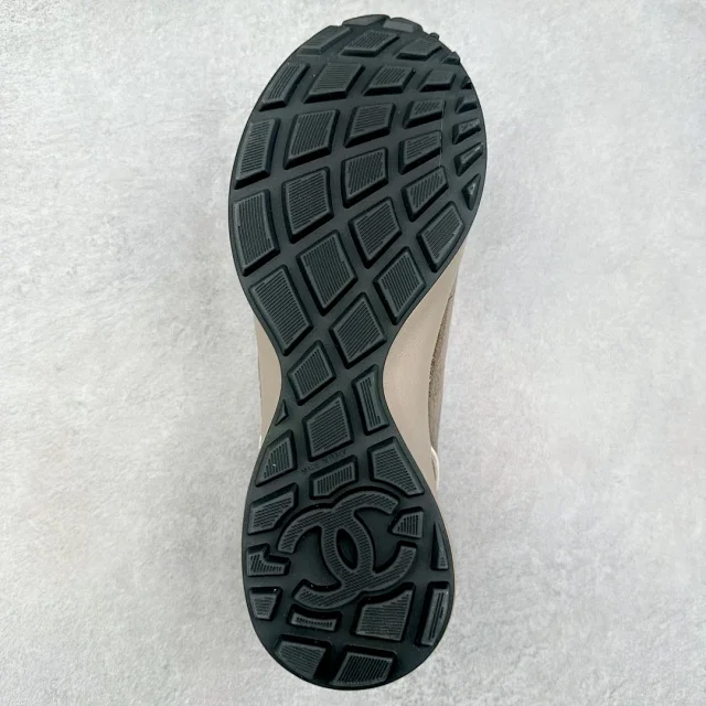 Chanel Sneakers Low-Top Leather with Interlocking CC Logo product detail image 18