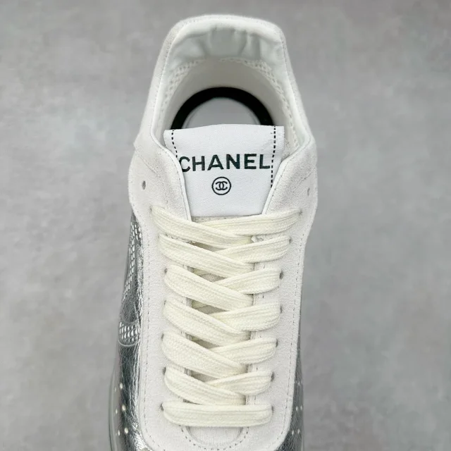 Chanel Sneakers Low-Top Leather with Interlocking CC Logo product detail image 32