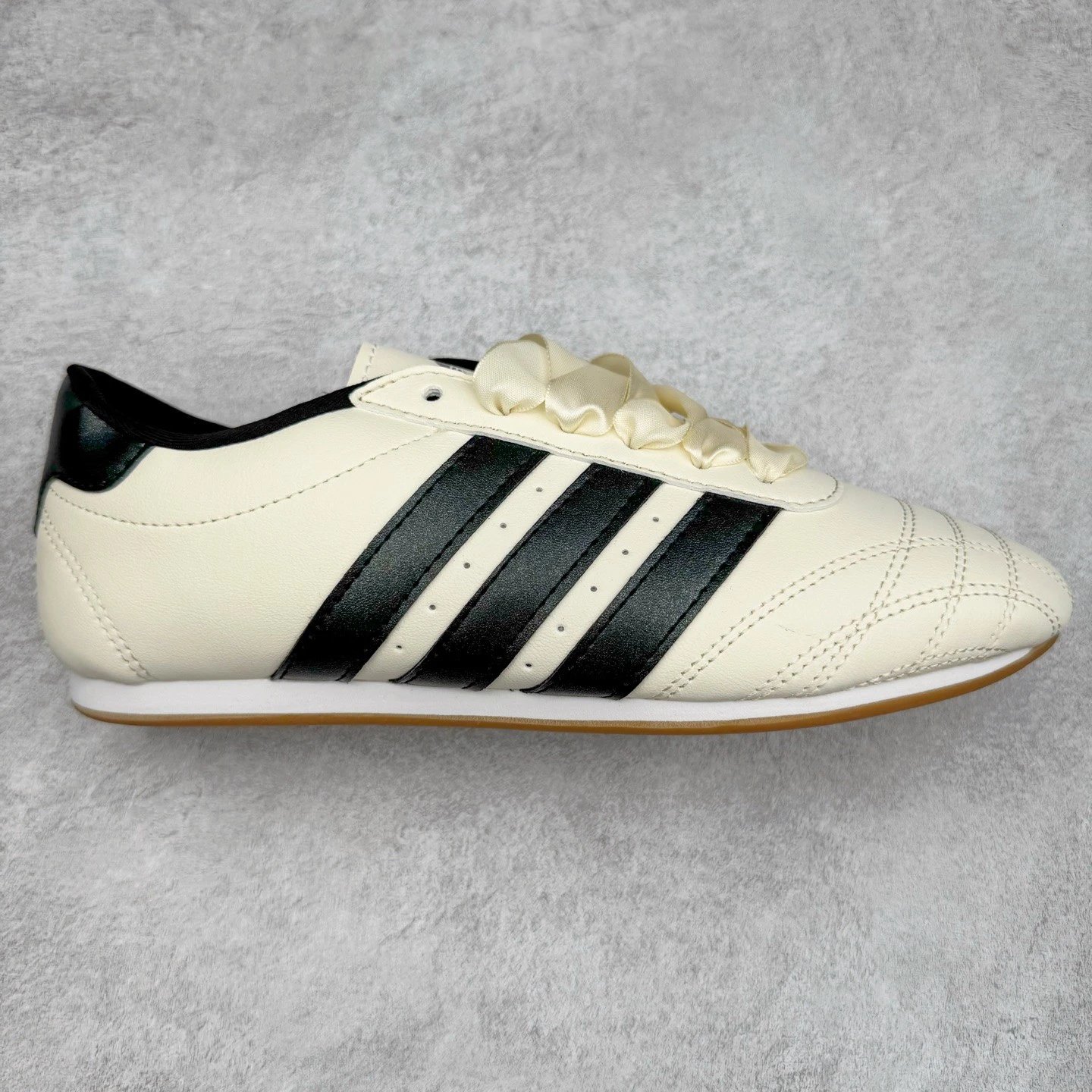Unbranded Sneakers Low-Top Three-Stripe Martial Arts Shoes — Black and white