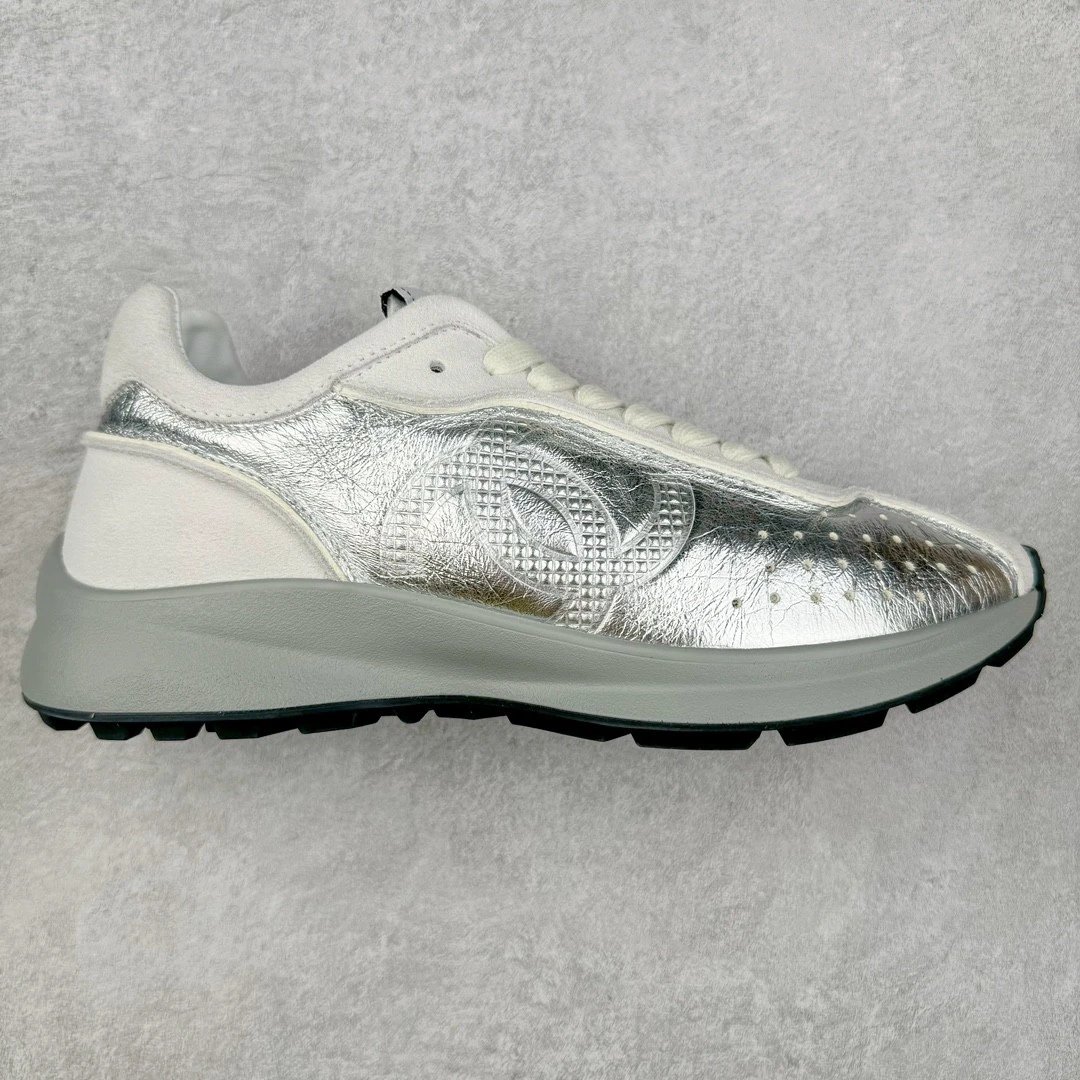 Chanel Sneakers Low-Top Leather with Interlocking CC Logo — Silver-white