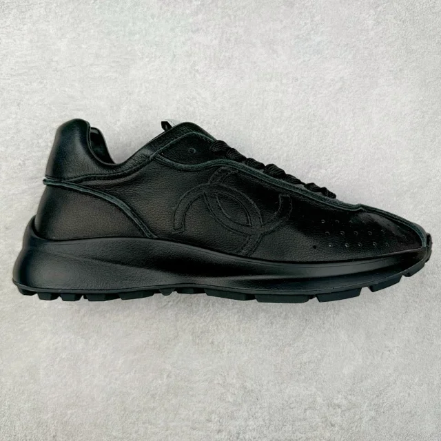 Chanel Sneakers Low-Top Leather with Interlocking CC Logo product detail image 19