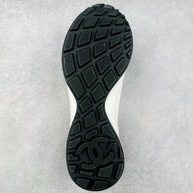Chanel Sneakers Low-Top Leather with Interlocking CC Logo product detail image 9