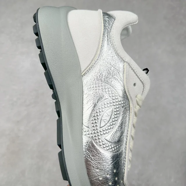 Chanel Sneakers Low-Top Leather with Interlocking CC Logo product detail image 33