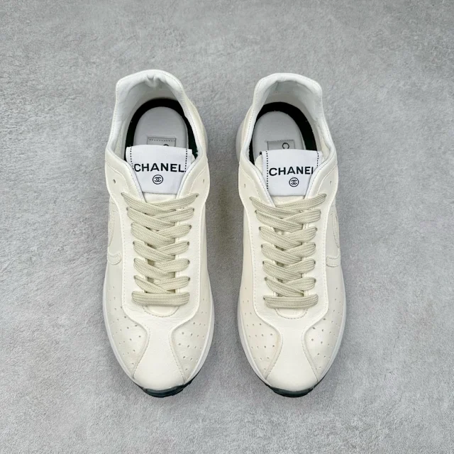 Chanel Sneakers Low-Top Leather with Interlocking CC Logo product detail image 2