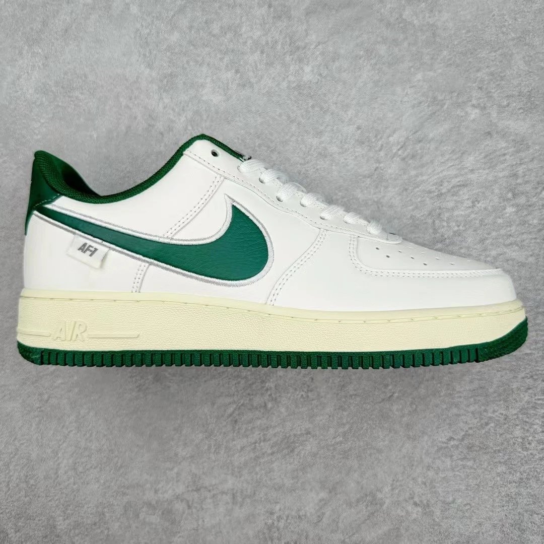 Nike Sneakers Air Force 1 Low-Top — White and green background