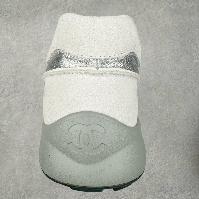 Chanel Sneakers Low-Top Leather with Interlocking CC Logo product detail image 35