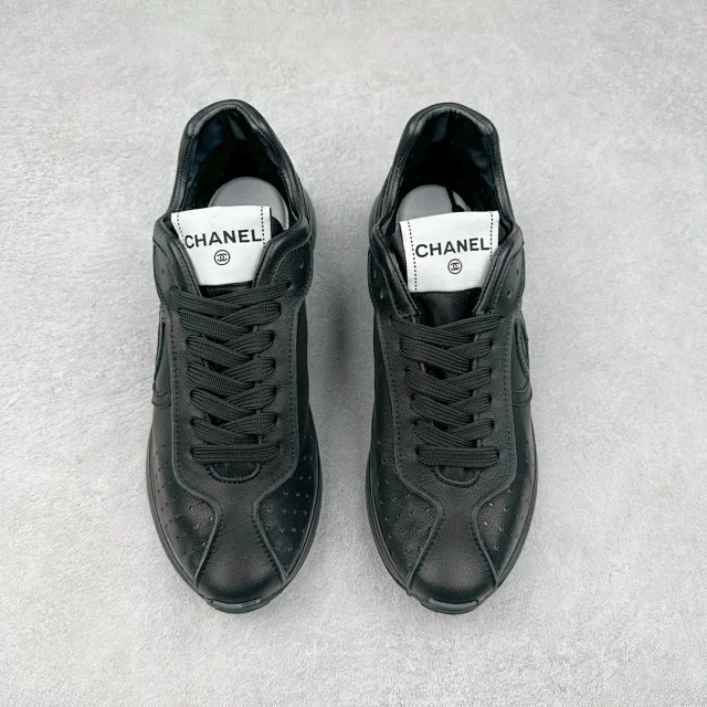 Chanel Sneakers Low-Top Leather with Interlocking CC Logo product detail image 20