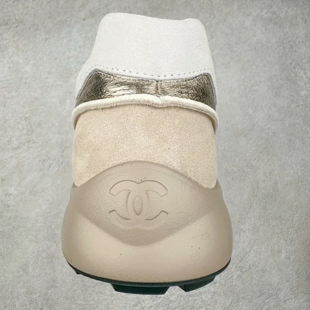 Chanel Sneakers Low-Top Leather with Interlocking CC Logo product detail image 17
