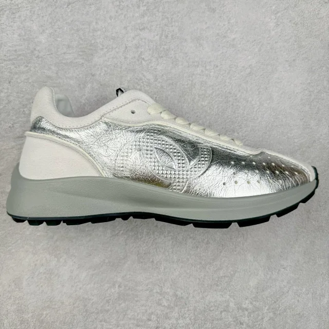 Chanel Sneakers Low-Top Leather with Interlocking CC Logo product detail image 28