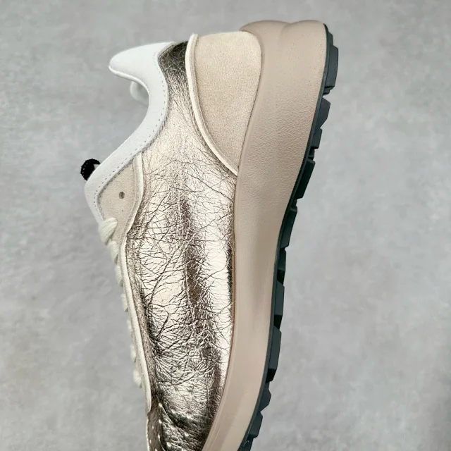 Chanel Sneakers Low-Top Leather with Interlocking CC Logo product detail image 16