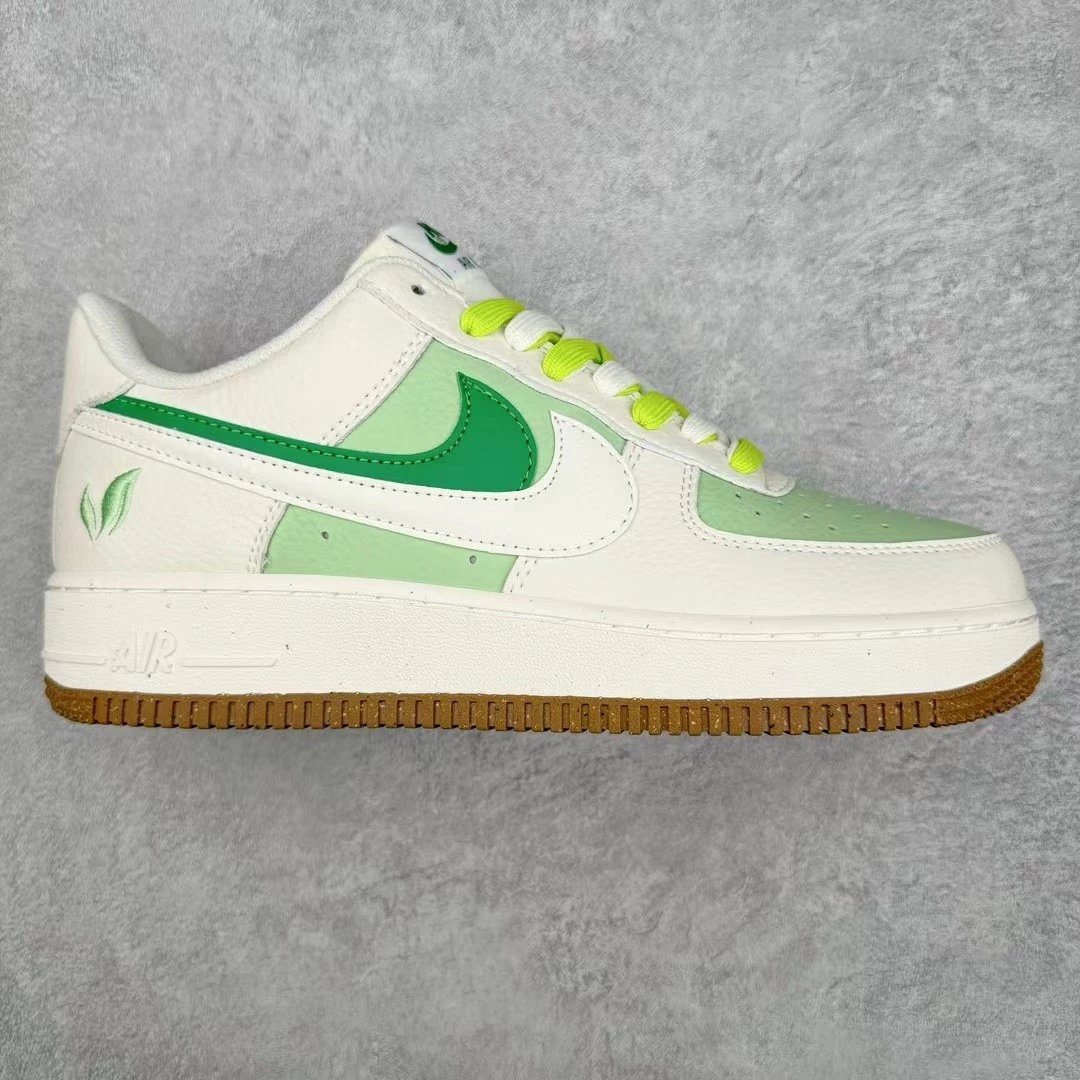 Nike Sneakers Air Force 1 Low-Top — White and green two-tone raw rubber