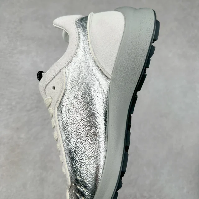Chanel Sneakers Low-Top Leather with Interlocking CC Logo product detail image 34