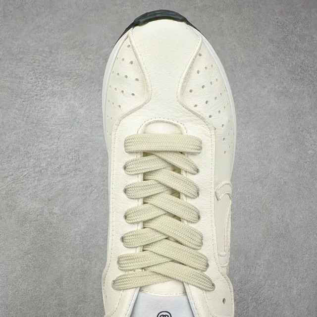 Chanel Sneakers Low-Top Leather with Interlocking CC Logo product detail image 4