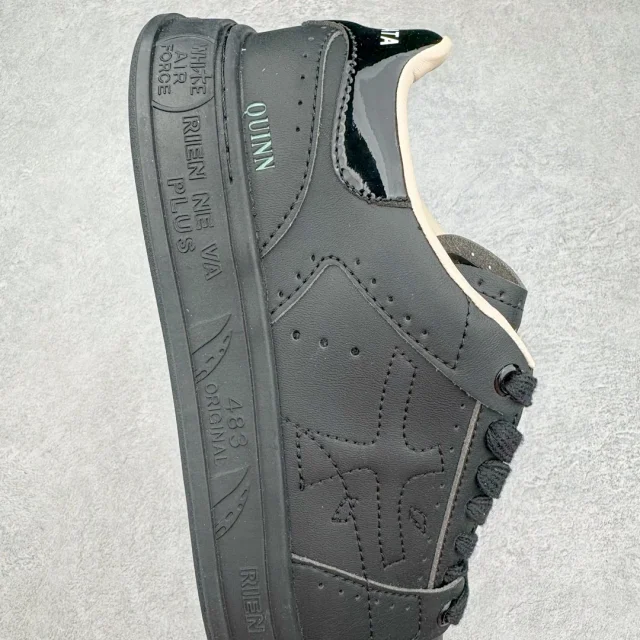 QUINN Sneakers Low-top lace-up with embossed graphic sole product detail image 15