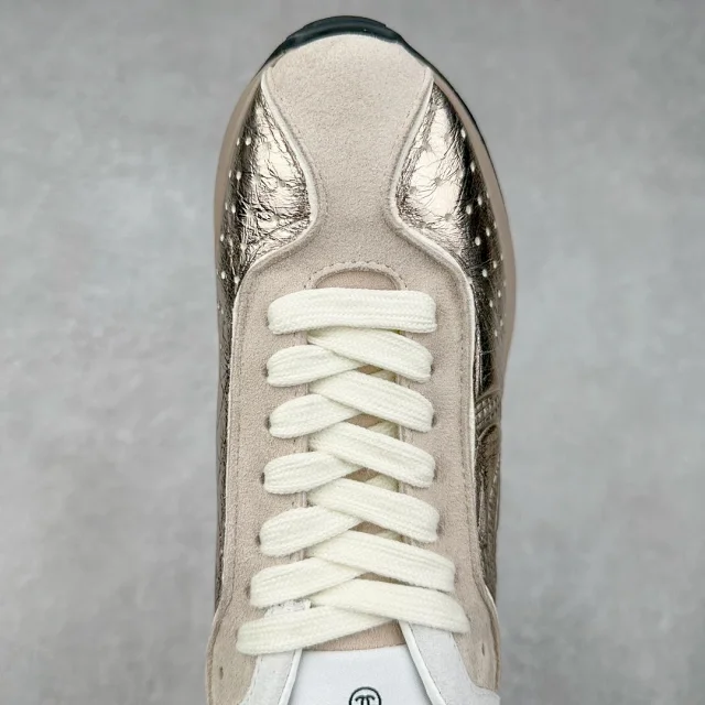 Chanel Sneakers Low-Top Leather with Interlocking CC Logo product detail image 13