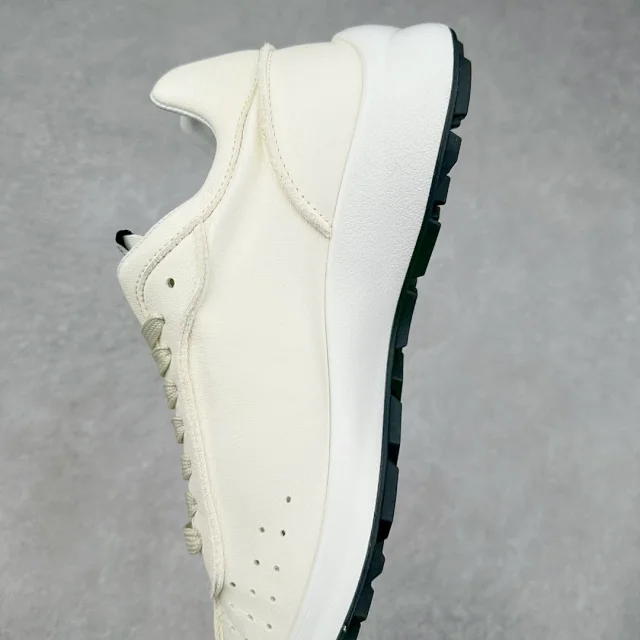 Chanel Sneakers Low-Top Leather with Interlocking CC Logo product detail image 7