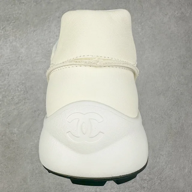 Chanel Sneakers Low-Top Leather with Interlocking CC Logo product detail image 8
