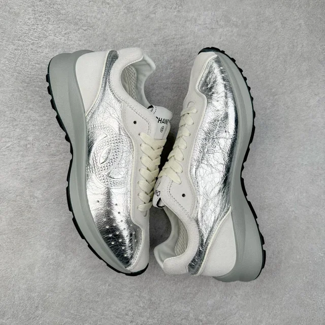 Chanel Sneakers Low-Top Leather with Interlocking CC Logo product detail image 30