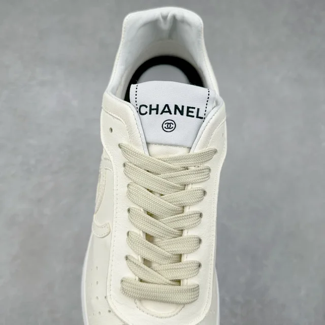 Chanel Sneakers Low-Top Leather with Interlocking CC Logo product detail image 5