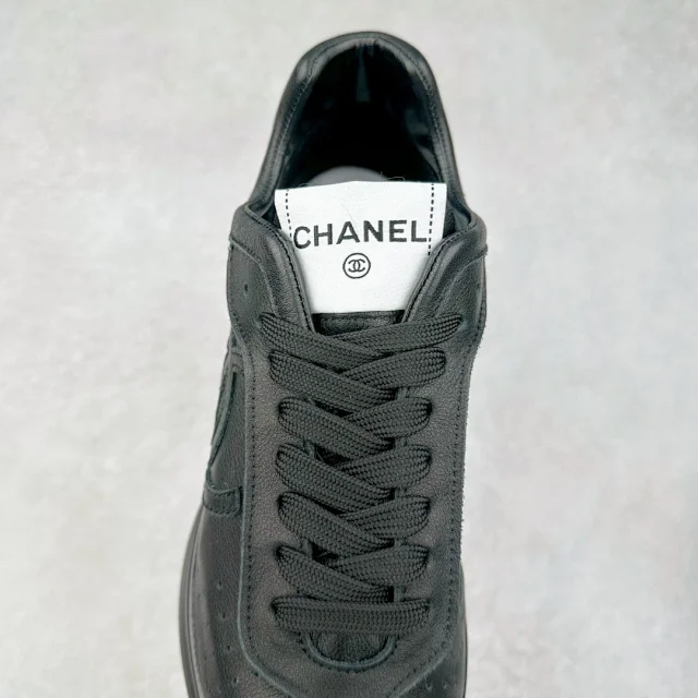 Chanel Sneakers Low-Top Leather with Interlocking CC Logo product detail image 23