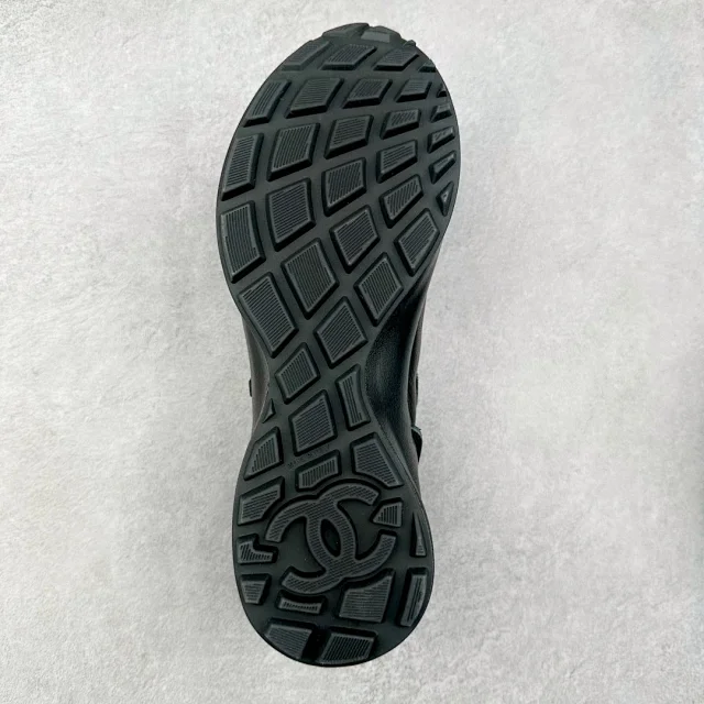 Chanel Sneakers Low-Top Leather with Interlocking CC Logo product detail image 27