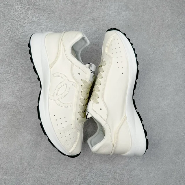 Chanel Sneakers Low-Top Leather with Interlocking CC Logo product detail image 3