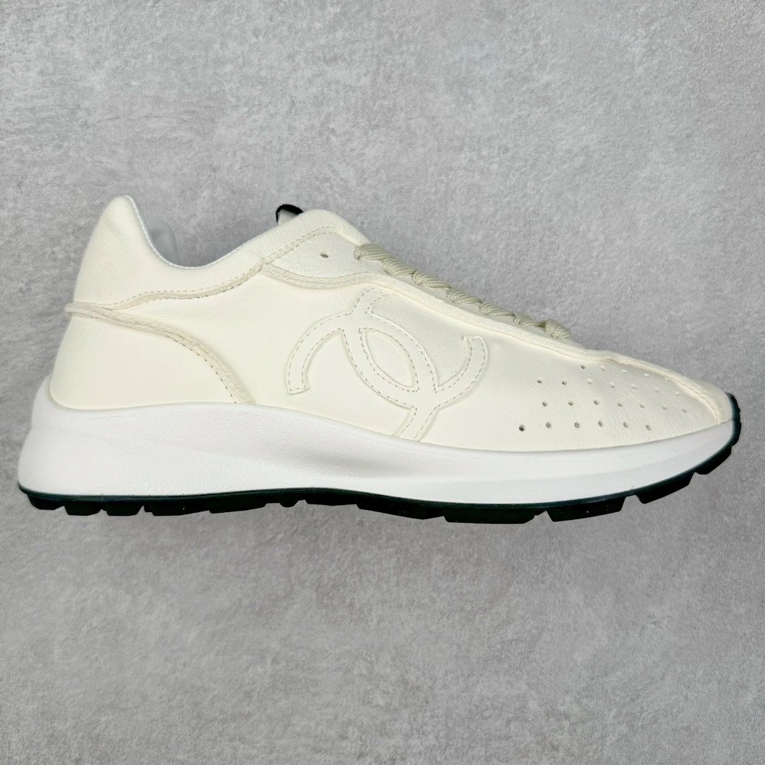 Chanel Sneakers Low-Top Leather with Interlocking CC Logo — white