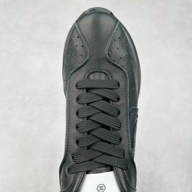 Chanel Sneakers Low-Top Leather with Interlocking CC Logo product detail image 22