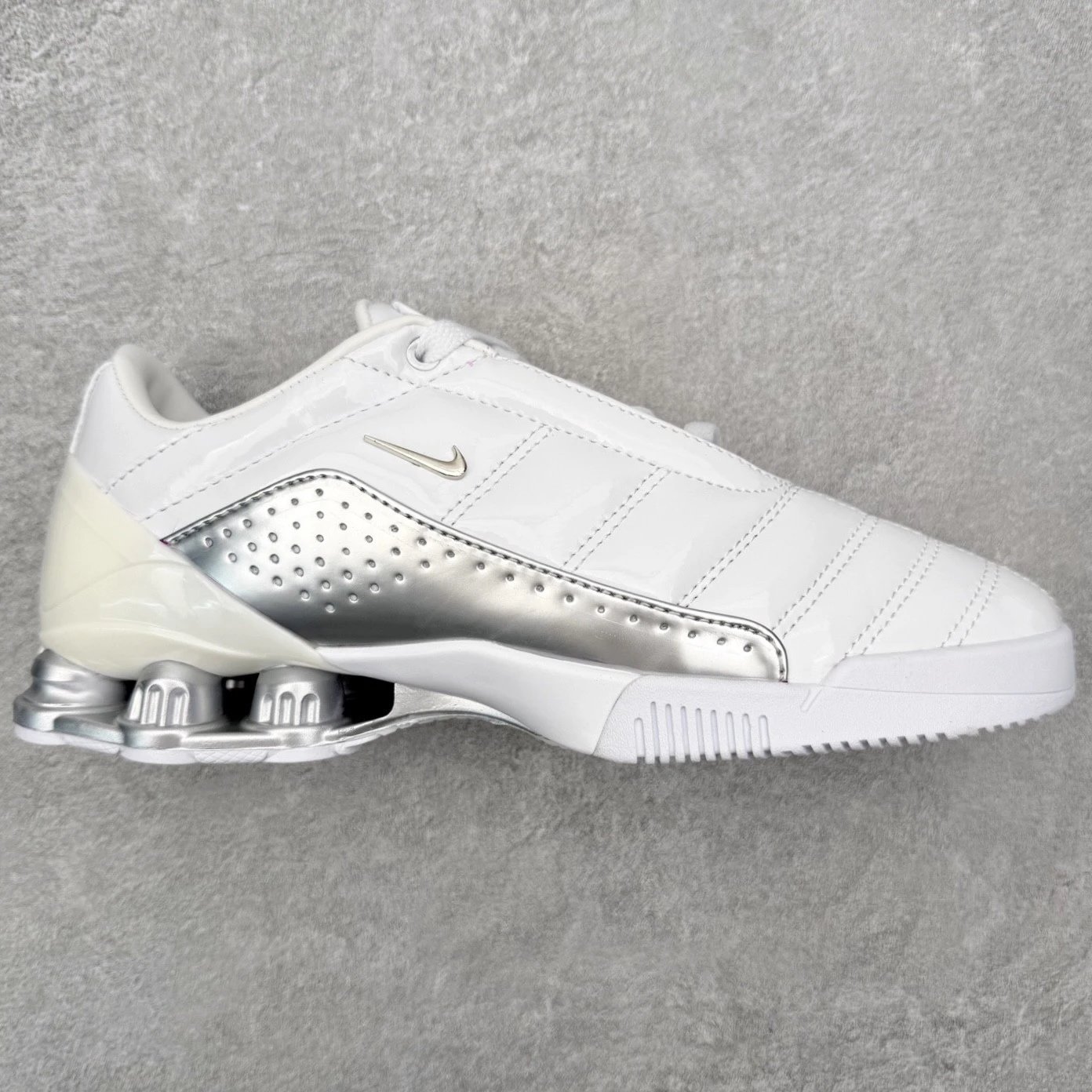 Nike Sneakers Low-top with column-cushioned heel — white