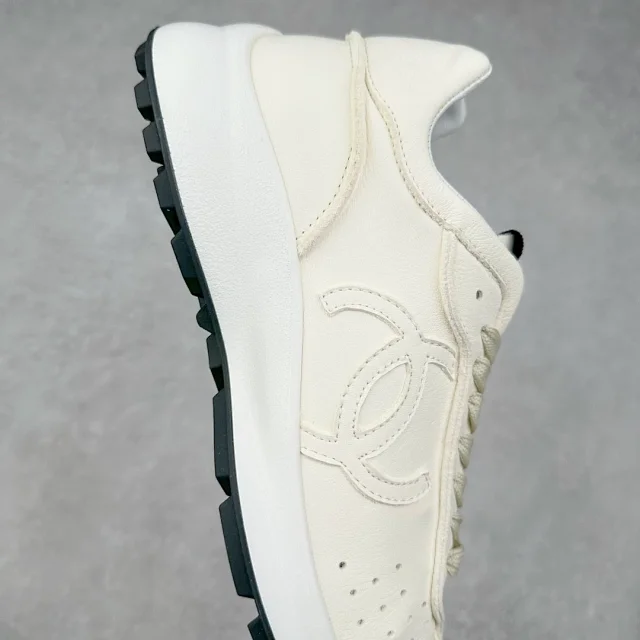 Chanel Sneakers Low-Top Leather with Interlocking CC Logo product detail image 6