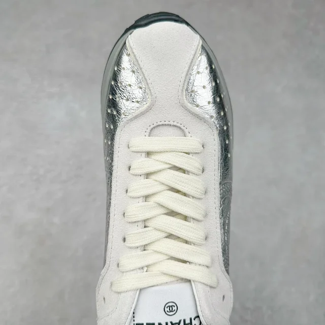 Chanel Sneakers Low-Top Leather with Interlocking CC Logo product detail image 31