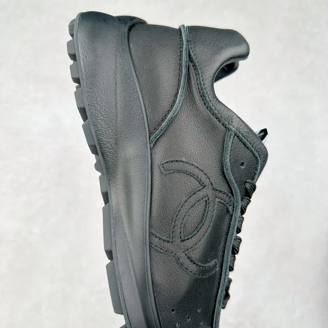 Chanel Sneakers Low-Top Leather with Interlocking CC Logo product detail image 24