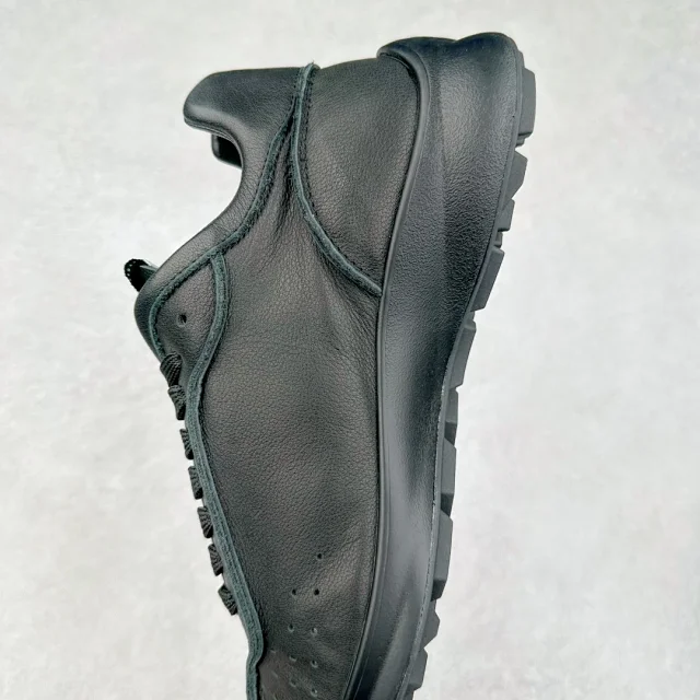 Chanel Sneakers Low-Top Leather with Interlocking CC Logo product detail image 25