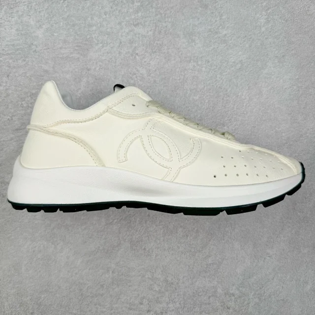 Chanel Sneakers Low-Top Leather with Interlocking CC Logo product detail image 1