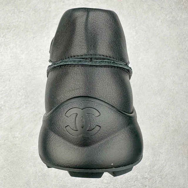 Chanel Sneakers Low-Top Leather with Interlocking CC Logo product detail image 26