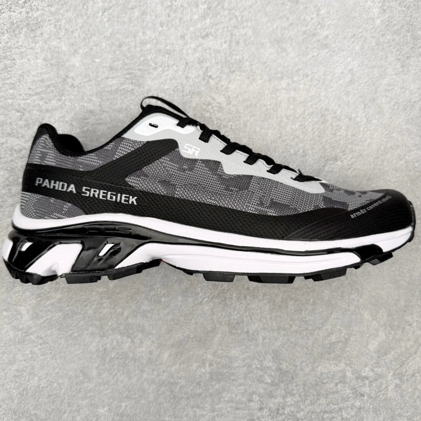 Sregiek Sneakers Low-Top Trail — Black and white